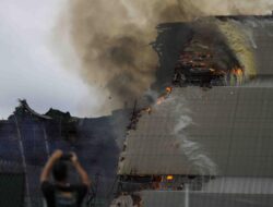 Hanggar Balon Udara Era Perang Dunia II Terbakar Dahsyat di Selatan California