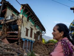 Banyak Orang Menginap di Luar Rumah Akibat Gempa Nepal, Berusaha Menjaga Tubuh Tetap Hangat di Cuaca Dingin