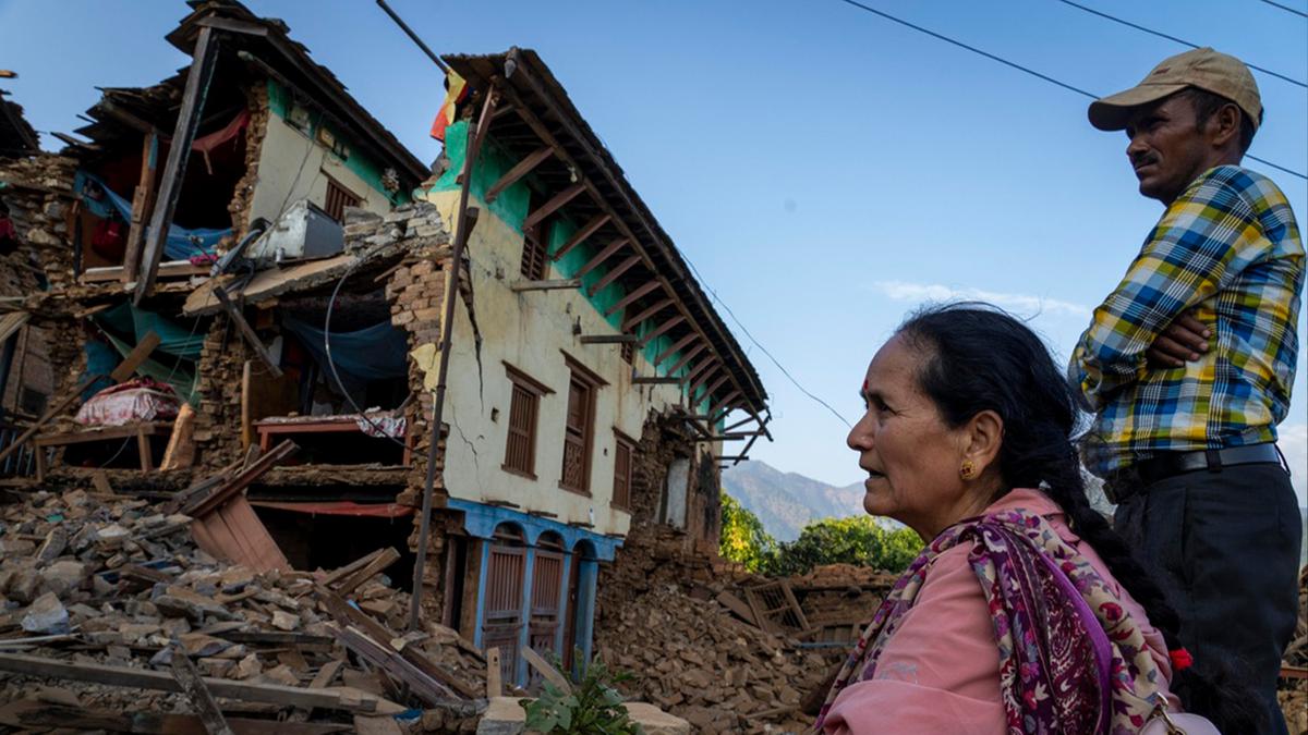 Banyak Orang Menginap di Luar Rumah Akibat Gempa Nepal, Berusaha Menjaga Tubuh Tetap Hangat di Cuaca Dingin