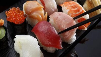 Restoran Jepang Membuat Sushi Terkecil di Dunia dari Satu Butir Nasi