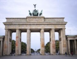 Pintu Gerbang Brandenburg di Berlin Kembali Dibuka Setelah Dekade Terpisah, Mengakhiri Perpecahan Jerman Timur dan Barat pada 22 Desember 1989