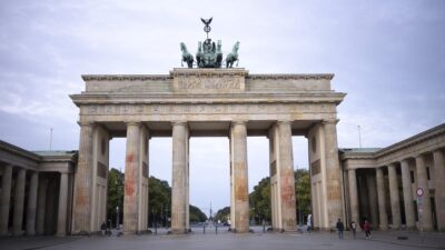 Pintu Gerbang Brandenburg di Berlin Kembali Dibuka Setelah Dekade Terpisah, Mengakhiri Perpecahan Jerman Timur dan Barat pada 22 Desember 1989