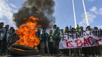 Hundreds of Aceh Students Refuse to Accept Rohingya Refugees