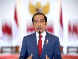 Jokowi Received Award as the Most Shameful Alumnus by Students of Gadjah Mada University