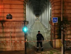 Gangguan Jiwa Ditangkap karena Penusukan Turis Jerman di Paris, Dekat Menara Eiffel