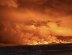 Gunung Berapi di Islandia Menerangi Langit dengan Potret Letusannya