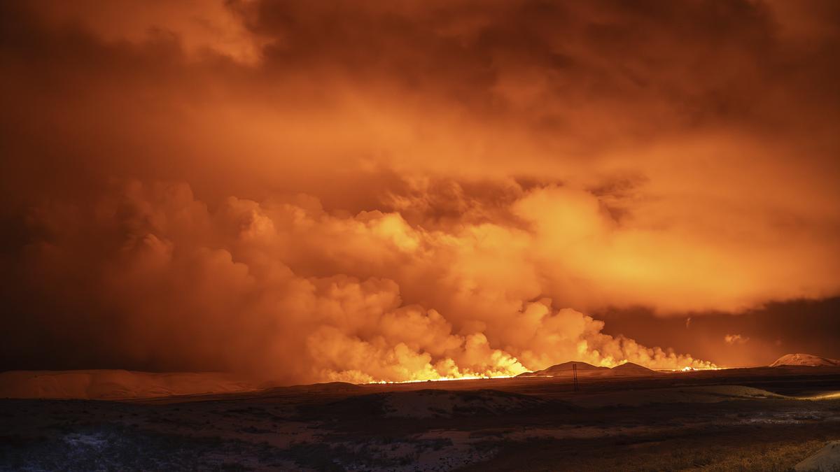 Gunung Berapi di Islandia Menerangi Langit dengan Potret Letusannya