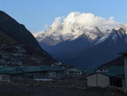 Bocah Inggris Berusia 2 Tahun Menjadi Pendaki Termuda yang Sukses Mencapai Puncak Gunung Everest