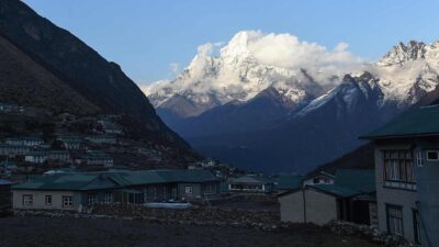 Bocah Inggris Berusia 2 Tahun Menjadi Pendaki Termuda yang Sukses Mencapai Puncak Gunung Everest