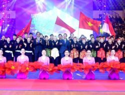 Jokowi dan Presiden Vietnam Menonton Bersama Pertunjukan Pencak Silat di Hanoi