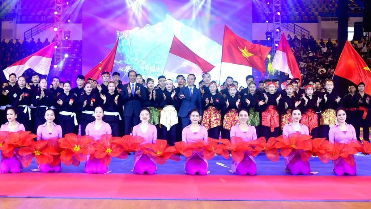 Jokowi dan Presiden Vietnam Menonton Bersama Pertunjukan Pencak Silat di Hanoi