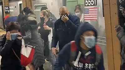 Kereta Bawah Tanah di New York Tergelincir, 20 Orang Mengalami Luka-luka