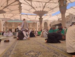 Otoritas Arab Saudi Memasang Chip di 25 Ribu Karpet di Masjid Nabawi, Inilah Alasannya