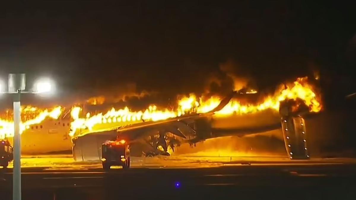 Saat Semburan Api Besar Muncul, Pesawat Japan Airlines Terbakar di Bandara Haneda Tokyo