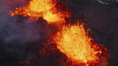 Letusan Gunung Berapi di Islandia Menyebabkan Aliran Lava Menghancurkan Kota dan Rumah Warga