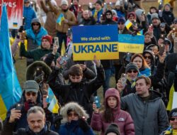 Unjuk Rasa Memperingati Dua Tahun Invasi Rusia di Ukraina