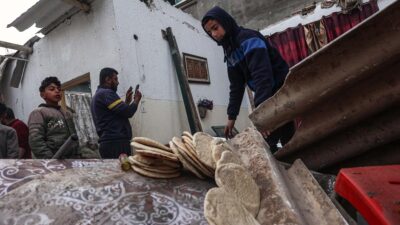 Warga Rafah Berusaha Mencari Barang Berharga di Tengah Reruntuhan Bangunan Usai Serangan Israel