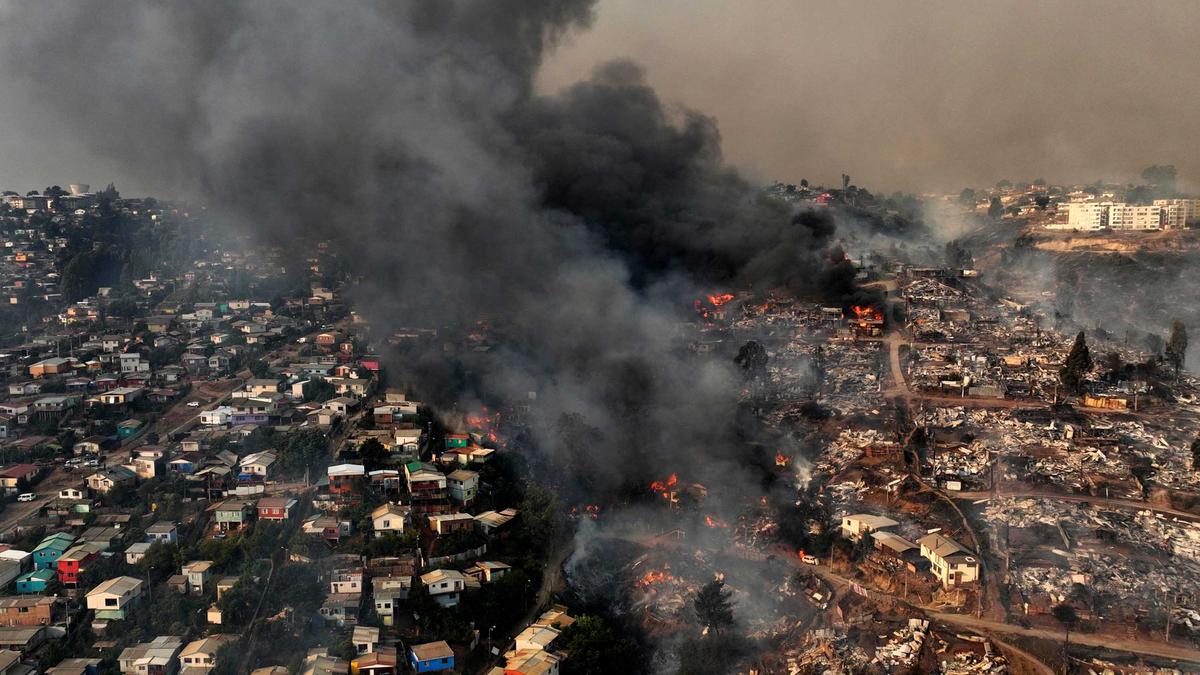 Kobaran Api Kebakaran Hutan di Chile Terlihat dari Udara