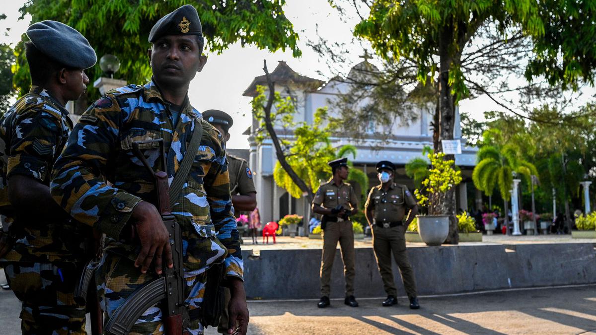 Petugas Keamanan Dilengkapi Senjata Melindungi Ibadah Paskah di Sri Lanka