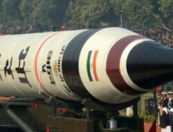 India Berhasil Melakukan Uji Coba Rudal Balistik Agni-V yang Mampu Membawa Banyak Hulu Ledak Nuklir