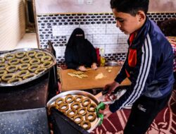 Masyarakat Gaza Menemukan Kebahagiaan Idul Fitri Melalui Pembuatan Kue Kering