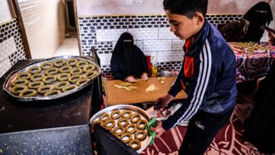 Masyarakat Gaza Menemukan Kebahagiaan Idul Fitri Melalui Pembuatan Kue Kering