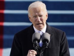 Joe Biden bersikeras mendukung Ukraina di Konferensi Tingkat Tinggi (KTT) NATO, dan bersedia mengirimkan lebih banyak bantuan senjata.