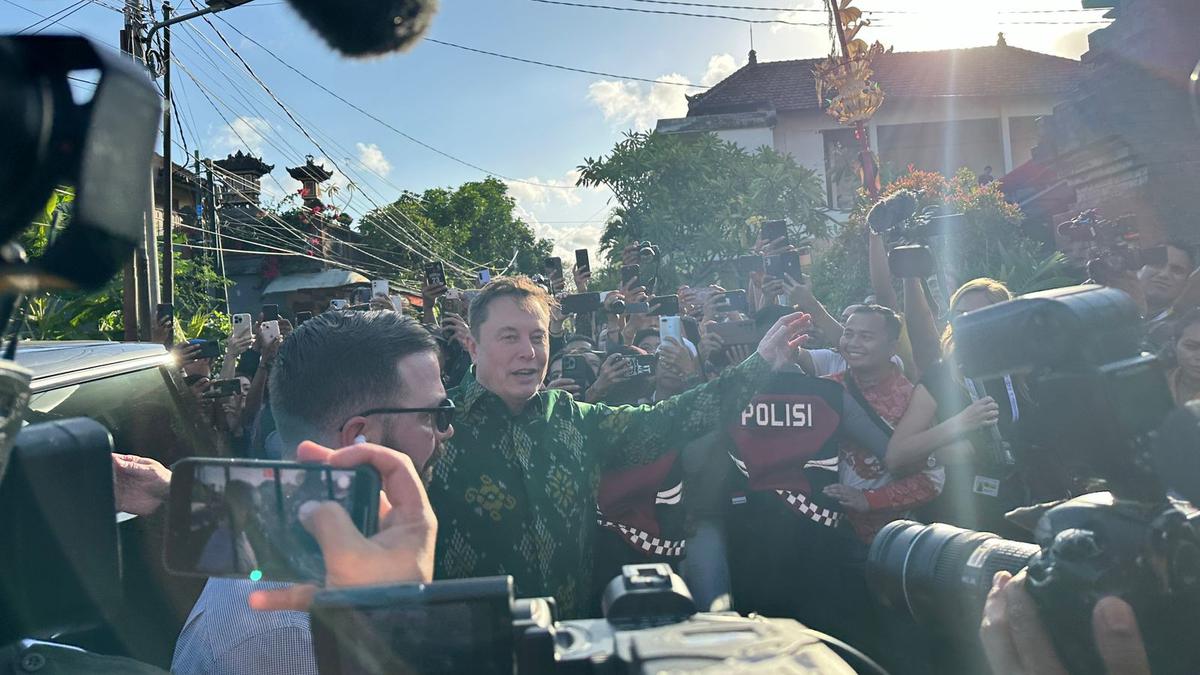 Elon Musk Memakai Batik Hijau Saat Tiba di Puskesmas Denpasar untuk Meresmikan Starlink