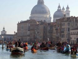 Larangan Penggunaan Loudspeaker dan Rombongan Tur Besar di Venesia