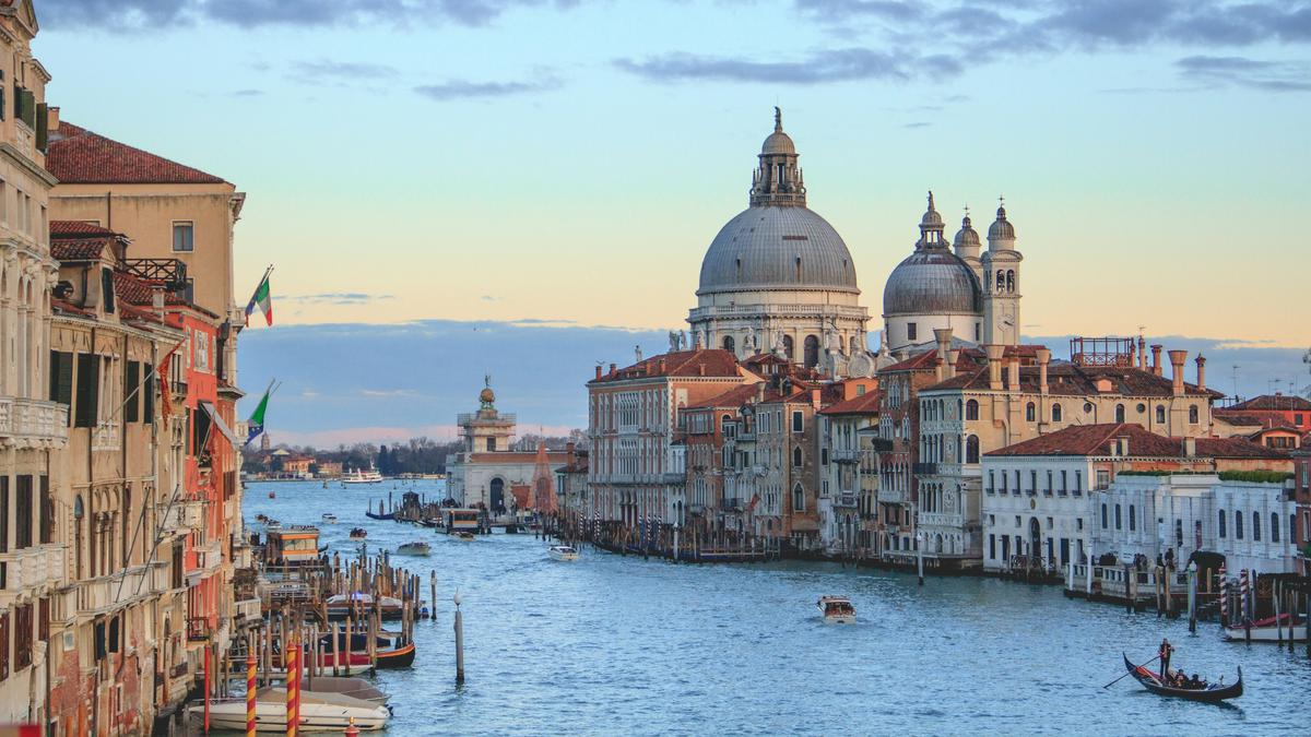 Peraturan Kota di Italia untuk Mencegah Overtourism: Larangan Speaker dan Rombongan Tur Besar