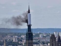 Kebakaran di Puncak Menara Katedral Gotik Rouen Prancis Memicu Evakuasi, 40 Mobil Pemadam Dikerahkan