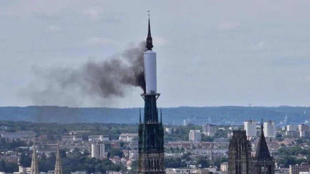 Kebakaran di Puncak Menara Katedral Gotik Rouen Prancis Memicu Evakuasi, 40 Mobil Pemadam Dikerahkan