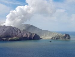 Erupsi Gunung Berapi White Island di Selandia Baru Memaksa Pembatalan 10 Penerbangan karena Abu Vulkanik