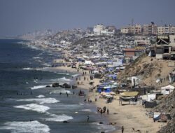 Pantai dipenuhi tenda pengungsi Palestina