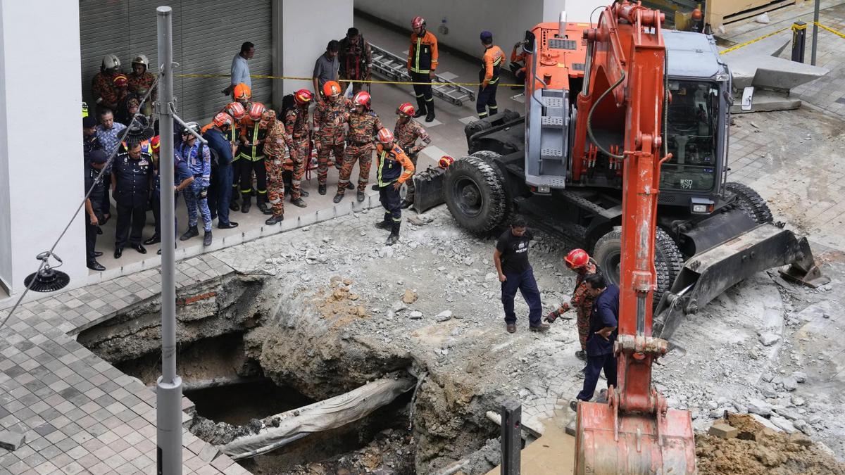 Dukun Malaysia Membantu Pencarian Turis yang Hilang Akibat Sinkhole di Kuala Lumpur