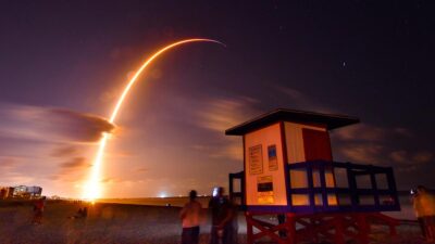 SpaceX Meluncurkan Misi Penyelamatan untuk 2 Astronot yang Terperangkap di Luar Angkasa