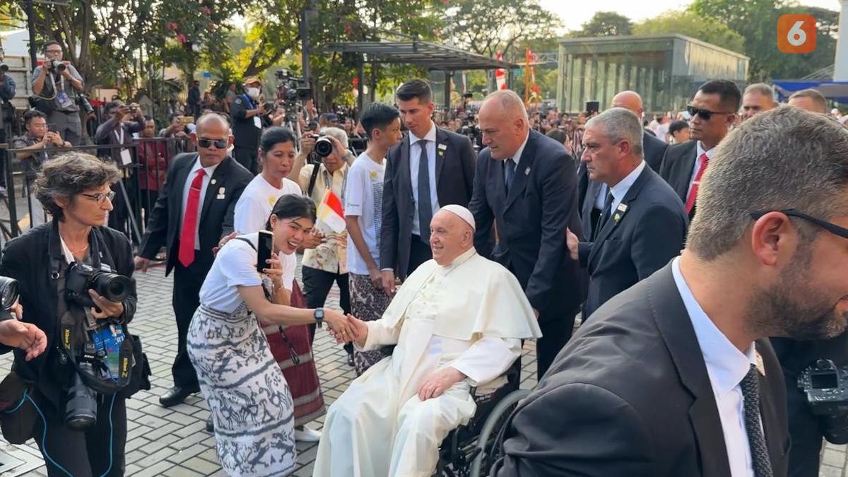 Paus Fransiskus Disambut Oleh Alunan Angklung di Gereja Katedral Sambil Melemparkan Senyum kepada Puluhan Anak-Anak