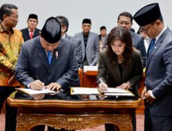 All Factions Attend Prabowo Subianto’s Final DPR Session and Offer Prayers