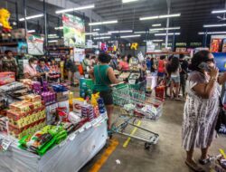Badai Milton Melanda, Penduduk Yucatan Meksiko Memenuhi Stok Barang Kebutuhan Pokok.