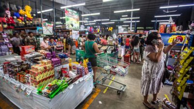 Badai Milton Melanda, Penduduk Yucatan Meksiko Memenuhi Stok Barang Kebutuhan Pokok.