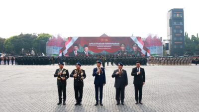 Jokowi and Prabowo Subianto Inspect Troops Together in Pindad Jeep at Presidential Inauguration Security Ceremony