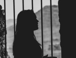 “Ibu Tega Tinggalkan Balita di Pantai: Hukuman Penjara 35 Tahun?”