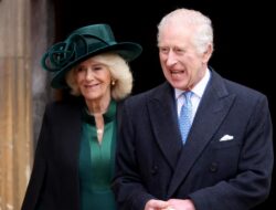 “Foto Taman Istana Buckingham Jadi Kartu Natal Raja Charles dan Ratu Camilla”