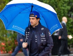 Sainz Didenda atas Keterlambatan di Sesi Lagu Kebangsaan