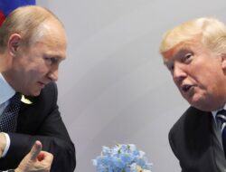 Trump Ingatkan Putin: Bermain Api, Risiko Sanksi Baru
