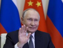 Putin & Israel Sepakat Jamin Keamanan Warga Rusia di Iran