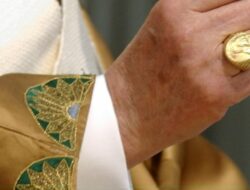 Cincin Nelayan: Simbol Kepemimpinan Paus dalam Gereja Katolik