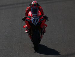 Bulega vs Razgatlioglu: Duel Menegangkan di Sirkuit