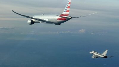 Pesawat American Airlines Putar Balik ke Los Angeles: Mesin Berasap