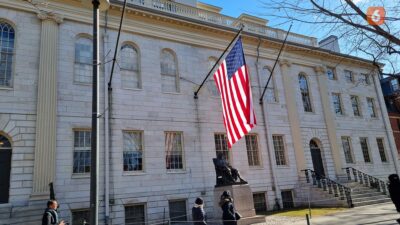 Trump Ancam Harvard: Tekan Akreditasi & Mahasiswa Internasional